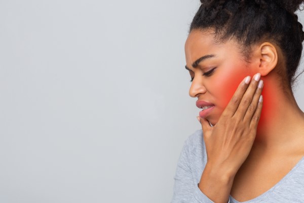 How An Emergency Dentist Can Fix A Cracked Tooth